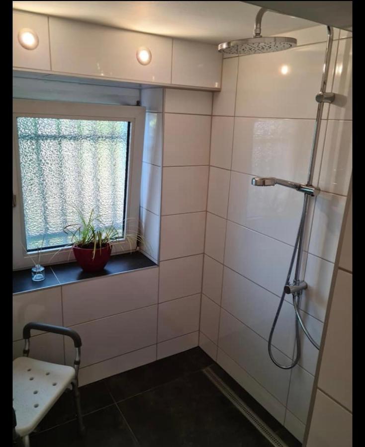 Nana-Eg-80M2 Sanierter Altbau-Parkplatz-Kleiner Garten-Wlan-Netflix-2Zimmer-Kueche-Dusche-Wanne-Waschmaschine Oberhausen  Esterno foto