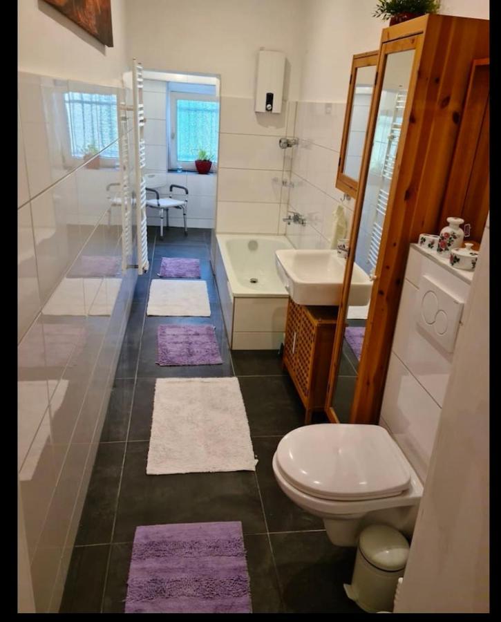 Nana-Eg-80M2 Sanierter Altbau-Parkplatz-Kleiner Garten-Wlan-Netflix-2Zimmer-Kueche-Dusche-Wanne-Waschmaschine Oberhausen  Esterno foto